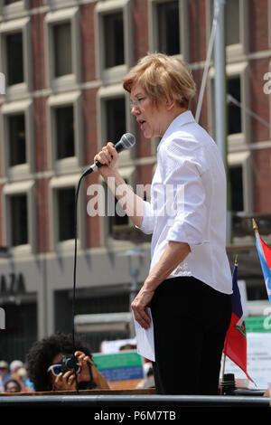 Boston, Massachusetts, USA. 30. Juni, 2018. Einwanderung BOSTON Bürger Kundgebung und Marsch gegen Trennung von Migrantinnen und Migranten und deren Kinder, die von der Regierung und für die Schließung der ICE, der Immigration and Customs Enforcement Agency und gegen die Politik des Präsidenten Trumpf. Etwa 15.000 Teilnehmer sammelten auf City Hall Plaza und marschierten von Boston Common, wo mehr Reden geliefert wurden. Namhafte Referenten waren Sen Elizabeth Warren, Senator Edward Markey, und Kongressabgeordnete Joe Kennedy III auf dem Weg einer kleinen Gruppe von 4 oder 5 maskierten Personen, Consid Stockfoto