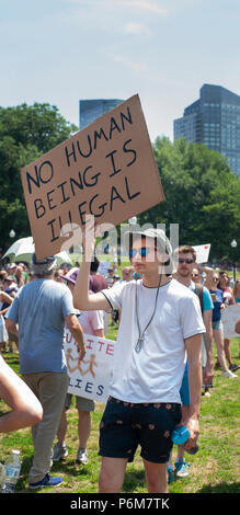 Boston, Massachusetts, USA. 30. Juni, 2018. Us-Demonstrator mit einem Schild, als Tausende in den Boston Common in Boston, MA während der Kundgebung gegen eine Trennung der Familie, die von der derzeitigen Regierung der Vereinigten Staaten. Demonstrationen gegen die Politik der US-Präsident Donald Trump, der Inhaftierung von Einwanderern und eingewanderten Familien getrennt durch die US-amerikanischen Zoll- und Grenzbeamten (I.C.E.) fand in mehr als 750 Städte in den USA am 30. Juni. Stockfoto