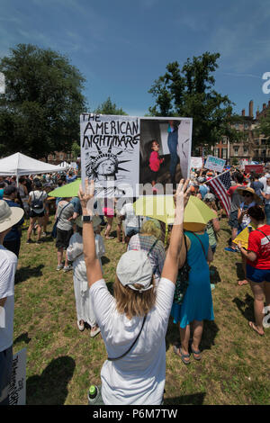 Boston, Massachusetts, USA. 30. Juni, 2018. Us-Demonstrator mit einem Schild, als Tausende in den Boston Common in Boston, MA während der Kundgebung gegen eine Trennung der Familie, die von der derzeitigen Regierung der Vereinigten Staaten. Demonstrationen gegen die Politik der US-Präsident Donald Trump, der Inhaftierung von Einwanderern und eingewanderten Familien getrennt durch die US-amerikanischen Zoll- und Grenzbeamten (I.C.E.) fand in mehr als 750 Städte in den USA am 30. Juni. Credit: Chuck Nacke/Alamy leben Nachrichten Stockfoto