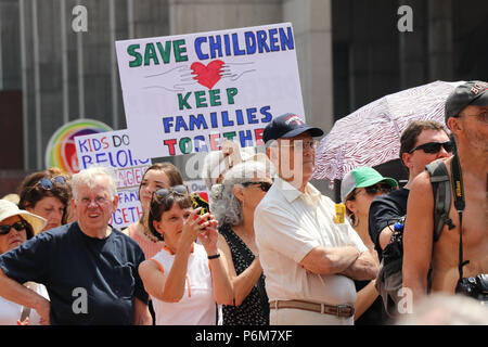 Boston, Massachusetts, USA. 30. Juni, 2018. Einwanderung BOSTON Bürger Kundgebung und Marsch gegen Trennung von Migrantinnen und Migranten und deren Kinder, die von der Regierung und für die Schließung der ICE, der Immigration and Customs Enforcement Agency und gegen die Politik des Präsidenten Trumpf. Etwa 15.000 Teilnehmer sammelten auf City Hall Plaza und marschierten von Boston Common, wo mehr Reden geliefert wurden. Namhafte Referenten waren Sen Elizabeth Warren, Senator Edward Markey, und Kongressabgeordnete Joe Kennedy III auf dem Weg einer kleinen Gruppe von 4 oder 5 maskierten Personen, Consid Stockfoto