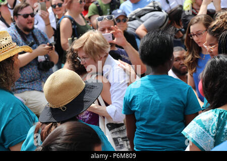 Boston, Massachusetts, USA. 30. Juni, 2018. Einwanderung BOSTON Bürger Kundgebung und Marsch gegen Trennung von Migrantinnen und Migranten und deren Kinder, die von der Regierung und für die Schließung der ICE, der Immigration and Customs Enforcement Agency und gegen die Politik des Präsidenten Trumpf. Etwa 15.000 Teilnehmer sammelten auf City Hall Plaza und marschierten von Boston Common, wo mehr Reden geliefert wurden. Namhafte Referenten waren Sen Elizabeth Warren, Senator Edward Markey, und Kongressabgeordnete Joe Kennedy III auf dem Weg einer kleinen Gruppe von 4 oder 5 maskierten Personen, Consid Stockfoto