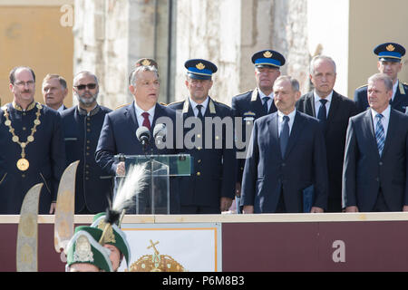 Budapest, Ungarn. 30. Juni, 2018. Ungarische Ministerpräsident Viktor Orban spricht an der Abschlussfeier der Nationalen Universität in Budapest, Ungarn, 30. Juni 2018. Credit: Attila Volgyi/Xinhua/Alamy leben Nachrichten Stockfoto