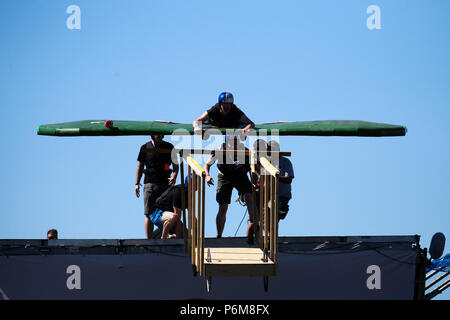 Bremen, Deutschland. 01. Juli, 2018. Ein Bewunderer Pilot auf einem DIY-Ebene zieht aus einer 6 m Launch Pad an der Europa-Harbor. Credit: mohssen Assanimoghaddam/dpa/Alamy leben Nachrichten Stockfoto