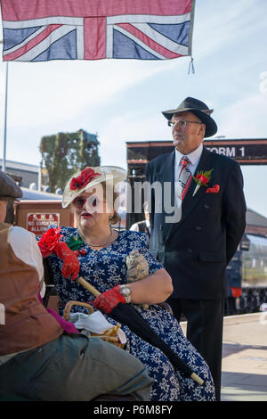 Kidderminster, Großbritannien. 1. Juli 2018. Eine Reise zurück in die Zeit weiterhin an der Severn Valley Railway, wie alle Beteiligten die Uhr zurück in die 1940er Jahre. Besucher und Mitarbeiter ziehen alle Register einer realistischen Kriegszeiten Großbritannien von allen auf diesem Erbe Eisenbahnstrecke erfahren wird, zu gewährleisten. Quelle: Lee Hudson/Alamy leben Nachrichten Stockfoto