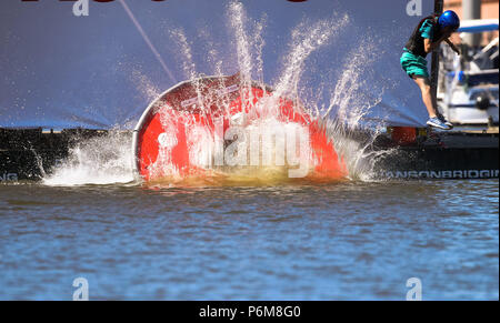 Bremen, Deutschland. 01. Juli, 2018. Ein Mann springt von einer 6 Meter hohen Rampe in die Weser in seinem Selbstgebauten flying Contraption. Credit: mohssen Assanimoghaddam/dpa/Alamy leben Nachrichten Stockfoto