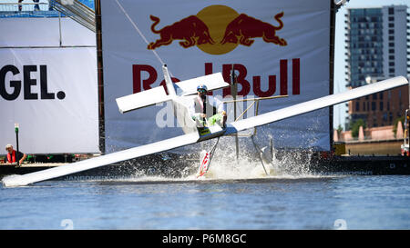 Bremen, Deutschland. 01. Juli, 2018. Ein Bewunderer Pilot auf einem DIY Flugzeug stürzt in das Wasser von einem 6 m Launch Pad an der Europa-Harbor. Credit: mohssen Assanimoghaddam/dpa/Alamy leben Nachrichten Stockfoto