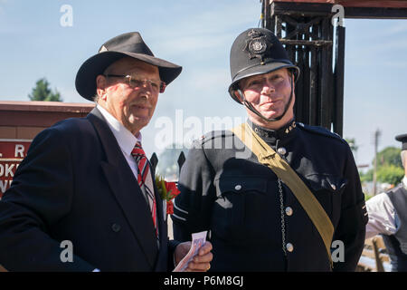 Kidderminster, Großbritannien. 1. Juli 2018. Eine Reise zurück in die Zeit weiterhin an der Severn Valley Railway, wie alle Beteiligten die Uhr zurück in die 1940er Jahre. Besucher und Mitarbeiter ziehen alle Register einer realistischen Kriegszeiten Großbritannien von allen auf diesem Erbe Eisenbahnstrecke erfahren wird, zu gewährleisten. Quelle: Lee Hudson/Alamy leben Nachrichten Stockfoto