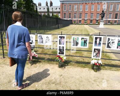 London, Großbritannien. 1 Jul, 2018. Leute erinnern sich Prinzessin Diana's Geburtstag im Kensington Palace, London Quelle: NASTJA M/Alamy leben Nachrichten Stockfoto