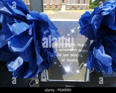 London, Großbritannien. 1 Jul, 2018. Leute erinnern sich Prinzessin Diana's Geburtstag im Kensington Palace, London Quelle: NASTJA M/Alamy leben Nachrichten Stockfoto