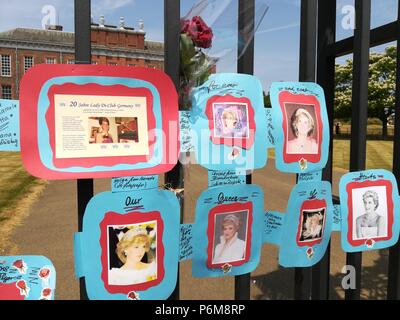 London, Großbritannien. 1 Jul, 2018. Leute erinnern sich Prinzessin Diana's Geburtstag im Kensington Palace, London Quelle: NASTJA M/Alamy leben Nachrichten Stockfoto