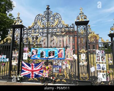 London, Großbritannien. 1 Jul, 2018. Leute erinnern sich Prinzessin Diana's Geburtstag im Kensington Palace, London Quelle: NASTJA M/Alamy leben Nachrichten Stockfoto