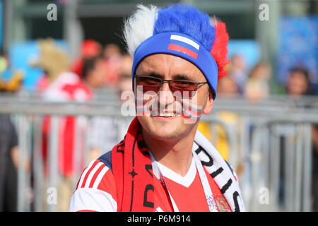 Moskau, Russland. 1 Jul, 2018. Russlands Unterstützer vor der 2018 FIFA World Cup Runde 16 Match zwischen Spanien und Russland an Luzhniki Stadion. Credit: Victor Vytolskiy/Alamy leben Nachrichten Stockfoto