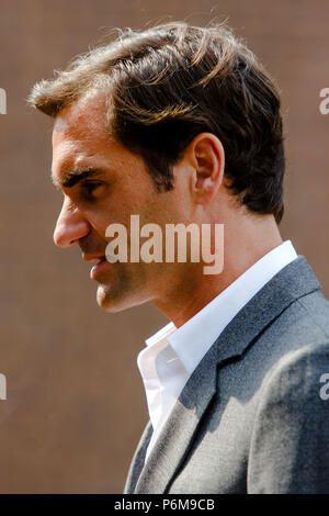 London, Großbritannien, 1. Juli 2018: Titelverteidiger Roger Federer aus der Schweiz vor dem Start der Wimbledon Tennis Championships 2018 auf der All England Lawn Tennis und Croquet Club in London. Credit: Frank Molter/Alamy leben Nachrichten Stockfoto