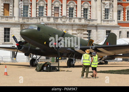 London, Großbritannien. 1 Jul, 2018. Douglas DC 3 Dakota, RAF 100 Flugzeuge Tour London, Horse Guards, Whitehall, Westminster, London, UK, 01. Juli 2018, Foto von Richard Goldschmidt, um des 100. Jahrestages der Errichtung der Royal Air Force RAF 100 Flugzeuge Tour ist eine öffentliche Anzeige von Ikonischen RAF-Flugzeuge in Stadt Positionen um das Land feiern. Credit: Rich Gold/Alamy leben Nachrichten Stockfoto