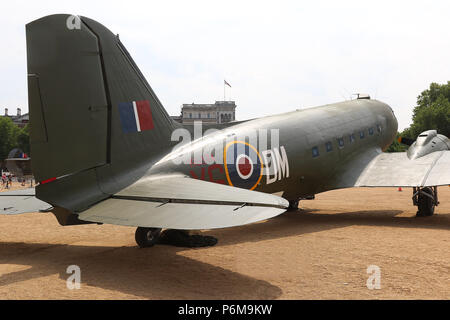 London, Großbritannien. 1 Jul, 2018. Douglas DC 3 Dakota, RAF 100 Flugzeuge Tour London, Horse Guards, Whitehall, Westminster, London, UK, 01. Juli 2018, Foto von Richard Goldschmidt, um des 100. Jahrestages der Errichtung der Royal Air Force RAF 100 Flugzeuge Tour ist eine öffentliche Anzeige von Ikonischen RAF-Flugzeuge in Stadt Positionen um das Land feiern. Credit: Rich Gold/Alamy leben Nachrichten Stockfoto