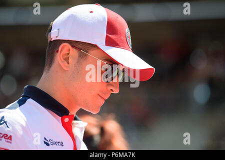 Red Bull Ring, Spielberg, Russland. 1 Jul, 2018. Charles Leclerc von Frankreich nimmt die Treiber Parade vor dem Österreichischen Formel 1-Grand Prix Rennen im Red Bull Ring, in Spielberg, Österreich am 1. Juli 2018. Credit: Jure Makovec/Alamy leben Nachrichten Stockfoto