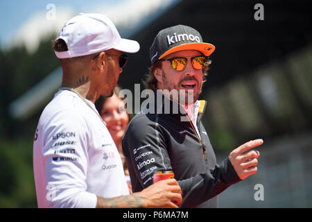 Red Bull Ring, Spielberg, Russland. 1 Jul, 2018. Lewis Hamilton (L) von Großbritannien und der Spanier Fernando Alonso ein Treiber Parade vor dem Österreichischen Formel 1-Grand Prix Rennen im Red Bull Ring, in Spielberg, Österreich am 1. Juli 2018 sorgen. Credit: Jure Makovec/Alamy leben Nachrichten Stockfoto