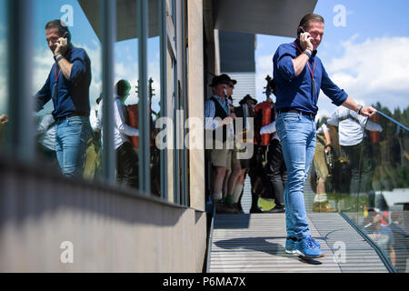 Red Bull Ring, Spielberg, Russland. 1 Jul, 2018. Jos Verstappen, der ehemalige niederländische F1 Fahrer und Vater von Max Vestappen Gespräche am Telefon vor der Österreichischen Formel 1 Grand Prix Rennen im Red Bull Ring, in Spielberg, Österreich am 1. Juli 2018. Credit: Jure Makovec/Alamy leben Nachrichten Stockfoto