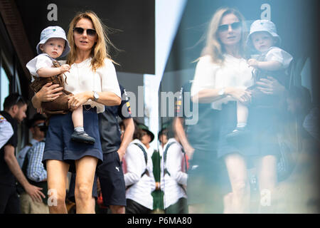 Red Bull Ring, Spielberg, Russland. 1 Jul, 2018. Britische Sängerin Geri Halliwell trägt ihr Sohn vor dem Österreichischen Formel 1-Grand Prix Rennen im Red Bull Ring, in Spielberg, Österreich am 1. Juli 2018. Credit: Jure Makovec/Alamy leben Nachrichten Stockfoto