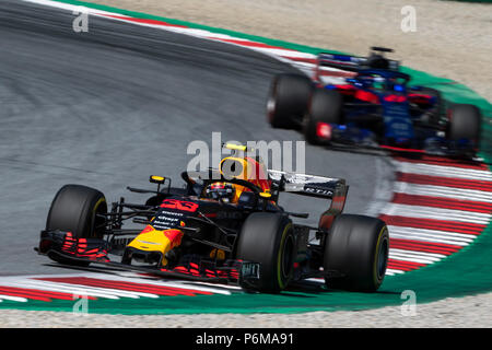 Red Bull Ring, Spielberg, Russland. 1 Jul, 2018. Red Bull Racing niederländische Fahrer Max Verstappen (vorne) und der Scuderia Toro Rosso Neuseeland Treiber Brendon Hartley konkurrieren während der Österreichischen Formel 1-Grand Prix Rennen im Red Bull Ring, in Spielberg, Österreich am 1. Juli 2018. Credit: Jure Makovec/Alamy leben Nachrichten Stockfoto