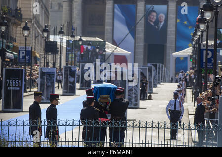 Paris, Ile de France, Frankreich. 1. Juli 2018. Soldaten gesehen, die Särge der verstorbenen während der Zeremonie. Begräbnis im Pantheon der ehemaligen französischen Politiker und Holocaust-Überlebenden Simone Veil und ihr Ehemann Antoine Schleier in Paris. Ehemalige Gesundheitsministerin Simone Veil, der am 30. Juni übergeben, 2017 wurde er Präsident des Europäischen Parlaments und einer der am meisten verehrten Frankreichs Politiker, indem sie sich für das Gesetz 1975 zur Legalisierung der Abtreibung in Frankreich. Credit: Thierry Le Fouille/SOPA Images/ZUMA Draht/Alamy leben Nachrichten Stockfoto