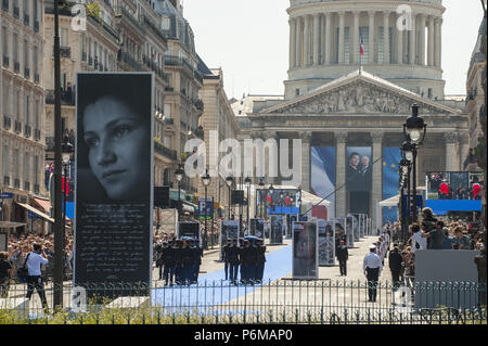 Paris, Ile de France, Frankreich. 1. Juli 2018. Blick auf den Eingang zum Pantheon während der Beerdigung Zeremonie. Begräbnis im Pantheon der ehemaligen französischen Politiker und Holocaust-Überlebenden Simone Veil und ihr Ehemann Antoine Schleier in Paris. Ehemalige Gesundheitsministerin Simone Veil, der am 30. Juni übergeben, 2017 wurde er Präsident des Europäischen Parlaments und einer der am meisten verehrten Frankreichs Politiker, indem sie sich für das Gesetz 1975 zur Legalisierung der Abtreibung in Frankreich. Credit: Thierry Le Fouille/SOPA Images/ZUMA Draht/Alamy leben Nachrichten Stockfoto