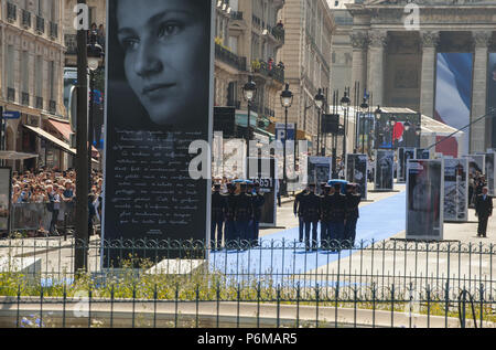 Paris, Ile de France, Frankreich. 1. Juli 2018. Blick auf den Eingang zum Pantheon während der Beerdigung Zeremonie. Begräbnis im Pantheon der ehemaligen französischen Politiker und Holocaust-Überlebenden Simone Veil und ihr Ehemann Antoine Schleier in Paris. Ehemalige Gesundheitsministerin Simone Veil, der am 30. Juni übergeben, 2017 wurde er Präsident des Europäischen Parlaments und einer der am meisten verehrten Frankreichs Politiker, indem sie sich für das Gesetz 1975 zur Legalisierung der Abtreibung in Frankreich. Credit: Thierry Le Fouille/SOPA Images/ZUMA Draht/Alamy leben Nachrichten Stockfoto