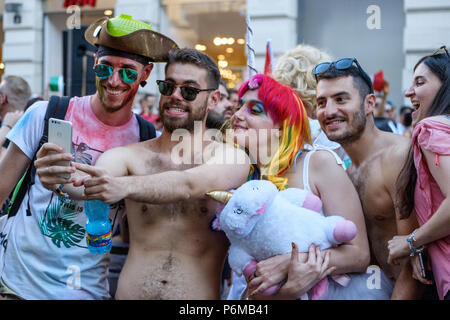 Mailand, Italien. 30 Jun, 2018. kleine Gruppe von Jugendlichen, die selfie während der Milano Pride Parade 2018. Mailand, Italien. Juni 30, 2018. Credit: Enzian Polovina/Alamy leben Nachrichten Stockfoto