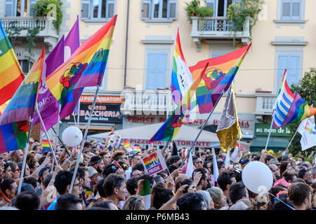 Mailand, Italien. 30 Jun, 2018. Masse von Menschen mit Fahnen und protestieren, die im Rahmen der Mailänder Pride Parade. Mailand, Italien. Juni 30, 2018. Credit: Enzian Polovina/Alamy leben Nachrichten Stockfoto