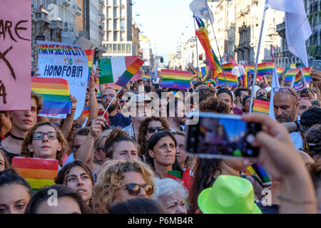 Mailand, Italien. 30 Jun, 2018. Masse von Menschen mit Fahnen und protestieren, die im Rahmen der Mailänder Pride Parade. Mailand, Italien. Juni 30, 2018. Credit: Enzian Polovina/Alamy leben Nachrichten Stockfoto