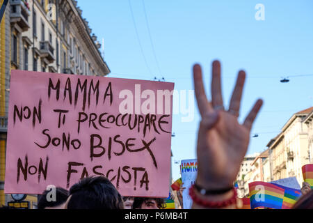 Mailand, Italien. 30 Jun, 2018. Protest mit messagge zugunsten der Bisexuelle. Milano Pride 2018. Mailand, Italien. Juni 30, 2018. Credit: Enzian Polovina/Alamy leben Nachrichten Stockfoto