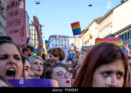 Mailand, Italien. 30 Jun, 2018. Masse von Menschen mit Fahnen und protestieren, die im Rahmen der Mailänder Pride Parade. Mailand, Italien. Juni 30, 2018. Credit: Enzian Polovina/Alamy leben Nachrichten Stockfoto