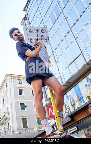 Mailand, Italien. 30 Jun, 2018. Junger Mann auf dem Bus post Holding messagge Zeichen für Geschlecht. Mailand, Italien. Juni 30, 2018. Credit: Enzian Polovina/Alamy leben Nachrichten Stockfoto