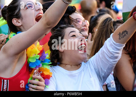 Mailand, Italien. 30 Jun, 2018. Zwei junge Mädchen Jubeln und Schreien während der Veranstaltung von Mailand Pride 2018. Mailand, Italien. Juni 30, 2018. Credit: Enzian Polovina/Alamy leben Nachrichten Stockfoto