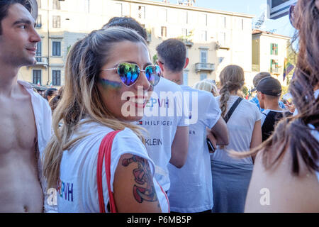 Mailand, Italien. 30 Jun, 2018. Junge Mädchen lächelnd während der Veranstaltung von Milano Pride 2018. Mailand, Italien. Juni 30, 2018. Credit: Enzian Polovina/Alamy leben Nachrichten Stockfoto