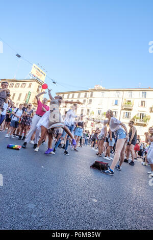 Mailand, Italien. 30 Jun, 2018. Kleine Gruppe von Menschen spielen und Tanzen während der Veranstaltung von Milano Pride 2018. Mailand, Italien. Juni 30, 2018. Credit: Enzian Polovina/Alamy leben Nachrichten Stockfoto