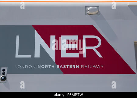 Das Logo der London North Eastern Railway (LNER) auf einer Azuma-Lokomotive. Das Unternehmen betreibt Züge auf der britischen InterCity East Coast-Linie zwischen London und Edinburgh. Stockfoto