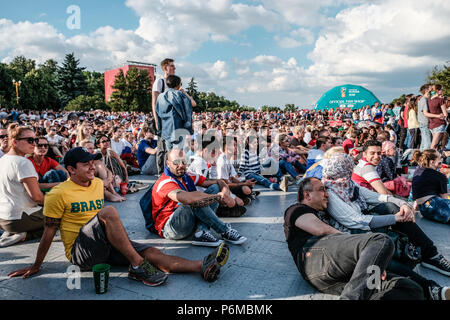 Moskau, Russland. 30. Juni, 2018. Russische Fans feiern den Sieg gegen Spanien in FIFA 2018. Credit: Marco Ciccolella/Alamy leben Nachrichten Stockfoto