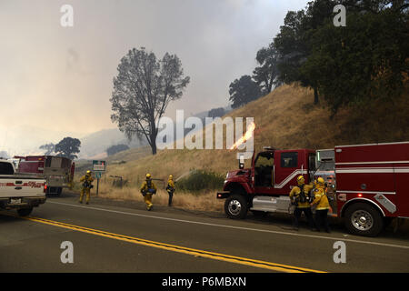 Clearlake Oaks, Kalifornien, USA. 1. Juli 2018. Feuerwehr arbeitete schnell aus den vielen vor Ort Brände entlang der Autobahn 20 gegenüber der Pawnee Brand in Lake County. Credit: Neal Gewässer/ZUMA Draht/Alamy leben Nachrichten Stockfoto