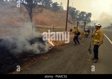 Clearlake Oaks, Kalifornien, USA. 1. Juli 2018. Feuerwehr arbeitete schnell aus den vielen vor Ort Brände entlang der Autobahn 20 gegenüber der Pawnee Brand in Lake County. Credit: Neal Gewässer/ZUMA Draht/Alamy leben Nachrichten Stockfoto