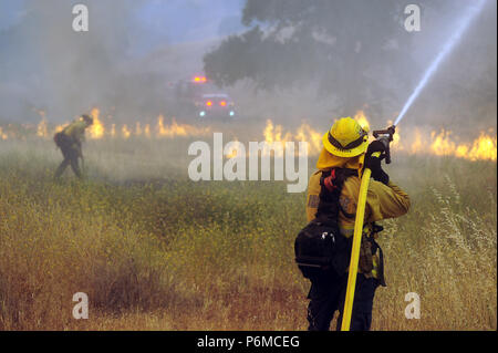 Clearlake Oaks, Kalifornien, USA. 1. Juli 2018. Feuerwehr arbeitete schnell aus den vielen vor Ort Brände entlang der Autobahn 20 gegenüber der Pawnee Brand in Lake County. Credit: Neal Gewässer/ZUMA Draht/Alamy leben Nachrichten Stockfoto