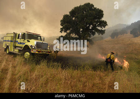 Clearlake Oaks, Kalifornien, USA. 1. Juli 2018. Feuerwehr arbeitete schnell aus den vielen vor Ort Brände entlang der Autobahn 20 gegenüber der Pawnee Brand in Lake County. Credit: Neal Gewässer/ZUMA Draht/Alamy leben Nachrichten Stockfoto