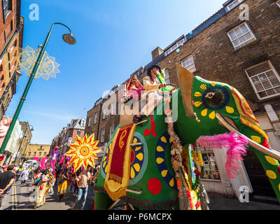 London, Großbritannien. 1. Juli 2018. Die jährlichen Boishakhi Mela Ereignis ist eine Feier der bengalischen Neues Jahr, mit musikalischen und kulturellen Events Credit: Robert Evans/Alamy leben Nachrichten Stockfoto