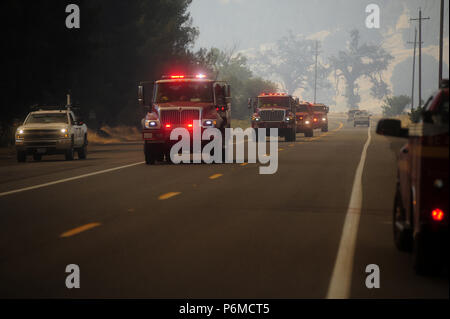 Clearlake Oaks, Kalifornien, USA. 1. Juli 2018. Die pawnee Brand in Lake County zeigten erhöhte Feuer Aktivität über das Wochenende. Red Flag Warnungen waren in Kraft und starke Winde und niedriger Luftfeuchtigkeit auf die erhöhte Brandgefahr Verhalten beigetragen. Credit: Neal Gewässer/ZUMA Draht/Alamy leben Nachrichten Stockfoto