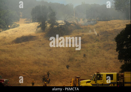 Clearlake Oaks, Kalifornien, USA. 1. Juli 2018. Feuerwehr arbeitete schnell aus den vielen vor Ort Brände entlang der Autobahn 20 gegenüber der Pawnee Brand in Lake County. Credit: Neal Gewässer/ZUMA Draht/Alamy leben Nachrichten Stockfoto