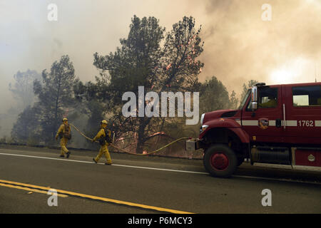 Clearlake Oaks, Kalifornien, USA. 1. Juli 2018. Feuerwehr arbeitete schnell aus den vielen vor Ort Brände entlang der Autobahn 20 gegenüber der Pawnee Brand in Lake County. Credit: Neal Gewässer/ZUMA Draht/Alamy leben Nachrichten Stockfoto