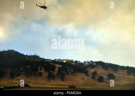 Clearlake Oaks, Kalifornien, USA. 1. Juli 2018. Feuerwehr arbeitete schnell aus den vielen vor Ort Brände entlang der Autobahn 20 gegenüber der Pawnee Brand in Lake County. Credit: Neal Gewässer/ZUMA Draht/Alamy leben Nachrichten Stockfoto