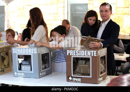 Querétaro, Mexiko. 1. Juli 2018. Ricardo Anaya (1. R), Präsidentschaftskandidat der Nationalen Aktion, wirft seine Stimme von seiner Familie begleitet während der Präsidentschaftswahlen, in Queretaro, Mexiko, am 1. Juli 2018. Mexikanische wahlbehörden am Sonntag gab grünes Licht für das Land die größte Präsidentschaftswahlen in der Geschichte zu beginnen, mit über 89 Millionen Wahlberechtigten. Credit: Str) (ce/Xinhua/Alamy leben Nachrichten Stockfoto