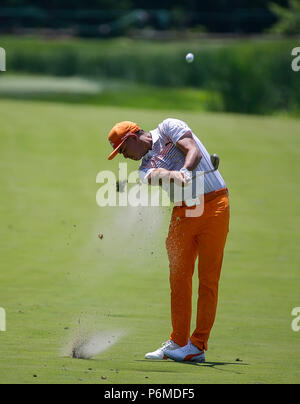 Potomac, MD, USA. 1. Juli 2018. Rickie Fowler Hits aus der Fahrrinne des 4. Bohrung während der Endrunde der Quicken Loans Nationalen an TPC Potomac in Potomac, MD. Justin Cooper/CSM/Alamy Live News Credit: Cal Sport Media/Alamy leben Nachrichten Stockfoto