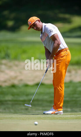 Potomac, MD, USA. 1. Juli 2018. Rickie Fowler Schläge am 5. Grün während der Endrunde der Quicken Loans Nationalen an TPC Potomac in Potomac, MD. Justin Cooper/CSM/Alamy Live News Credit: Cal Sport Media/Alamy leben Nachrichten Stockfoto